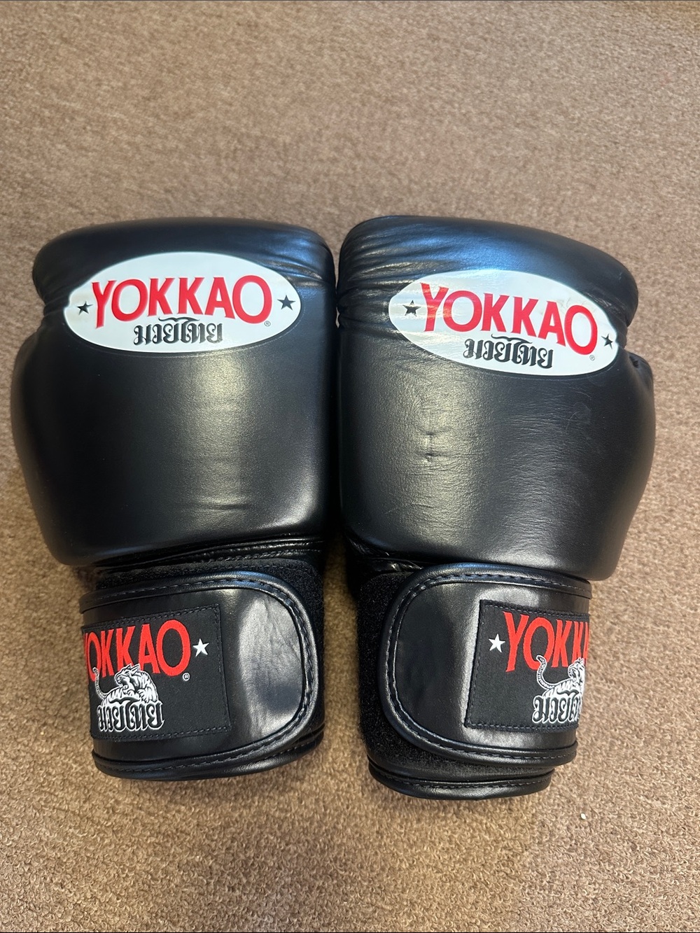 Yokkao Black Boxing Gloves -10 oz pre-owned unisex